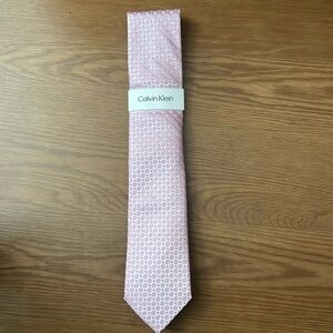 Calvin Klein Men's Silk Blend Tie ~ Pink ~ Geometric ~ NEW MSRP: $69.50